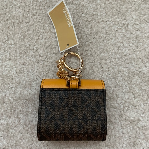 Michael Kors AirPod case - Picture 7 of 10